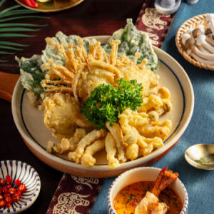 Tempura nấm và rau củ với sốt tôm thịt cay