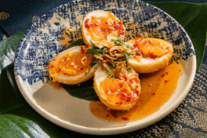 Trứng lòng đào lava sốt me