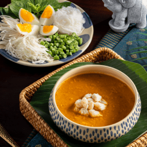 Cà ri cua dùng kèm trứng lòng đào và bún